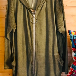 Chaqueta con capucha verde oliva