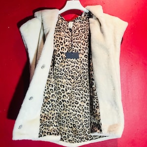 Sleeveless women&#39;s vest in white with hood