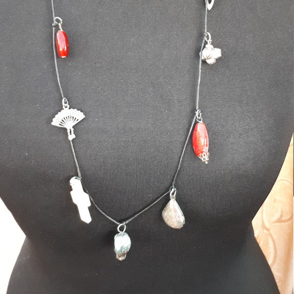 Gemmes à gogo sur un collier de cordon Perles colorées de formes différentes Charmes de ton argent de forme inhabituelle, pré-utilisés