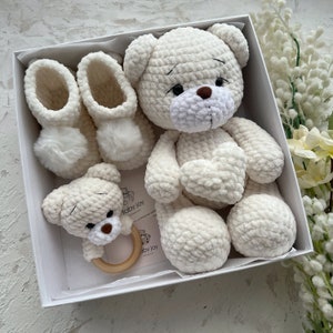 Caja para bebés, osito de peluche, patuquitos de peluche, sonajero, manta suave