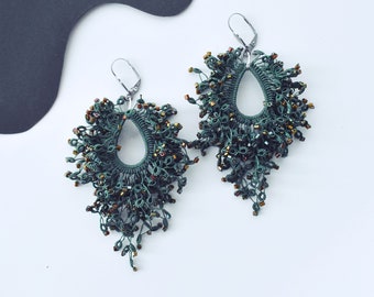 Boucles d'oreilles à pampilles vertes pour femme, boucles d'oreilles à franges faites à la main avec des perles, boucles d'oreilles lustre bohème délicat, bijoux de créateur uniques pour elle