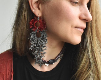 Pendientes de borla no coincidentes para mujer, pendiente mono gris candelabro largo llamativo, pendientes de aro con flecos hechos a mano, joyas Boho para ella