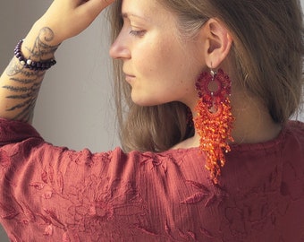 Rode kroonluchter oorbellen voor vrouwen, Statement lange kwast oorbellen, Handgemaakte franje hoepel oorbellen, Kleurrijke boho sieraden voor haar