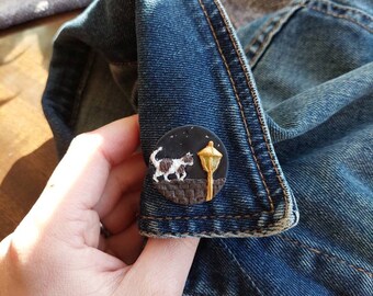 Cat Walking on a Wall Brooch Irish 