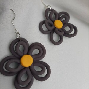 Mod graue und gelbe Fimo Blüten Ohrringe 60er Jahre | Etsy