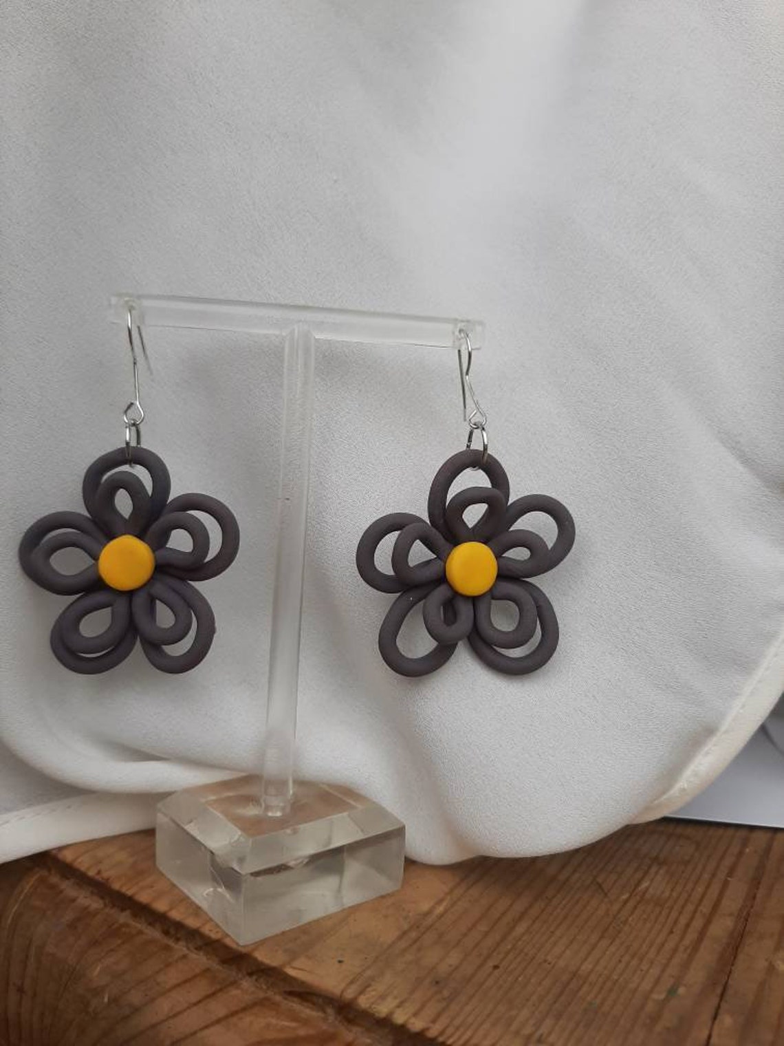 Mod graue und gelbe Fimo Blüten Ohrringe 60er Jahre | Etsy