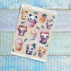 Peut inclure: Une feuille d'autocollants représentant de mignons animaux de dessin animé buvant du bubble tea. Les autocollants sont sur un fond rose avec des feuilles vertes. Le texte "Bubble Tea" et "Liane's Plans" est en haut de la feuille.