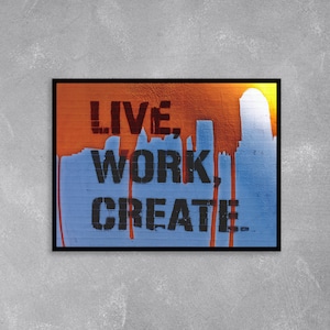 Könnte beinhalten: Ein gerahmter Druck mit blauem und orangefarbenem Hintergrund und dem Text "LIVE, WORK, CREATE." in Schwarz.