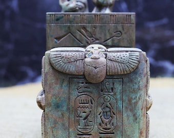 箱付きのカノプス壺のレプリカ4つ。素晴らしい装飾とトルコ石の釉薬が