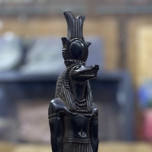 Statuette du dieu Sobek, statue du dieu Sobek du Nil dans l&#39;Egypte ancienne. 10,5 po. de hauteur.