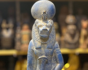Alte ägyptische Sachmet Göttin, Göttin Sachmet Statue aus massivem schweren Stein.