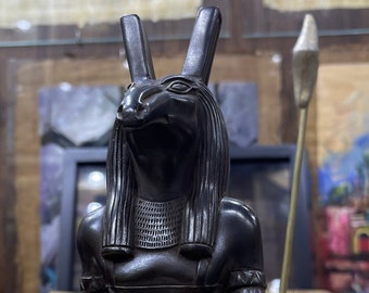 Antiguo dios egipcio Seth, estatua egipcia de Seth.