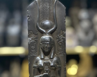 Diosa egipcia Hathor, diosa Hathor con estatua de cara de vaca, diosa solar, diosa del cielo.