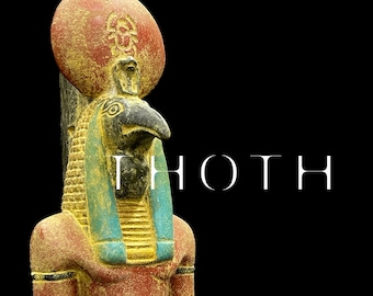 Könnte beinhalten: Eine rot, gelb und blau bemalte Statue des ägyptischen Gottes Thoth, mit einem Vogelkopf und einem menschlichen Körper. Die Statue steht auf einem schwarzen Hintergrund und das Wort "THOTH" ist in weißen Buchstaben über der Statue geschrieben.