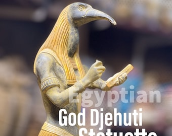 Könnte beinhalten: Eine goldene Statue des ägyptischen Gottes Djehuti, auch bekannt als Thoth, dargestellt als Mann mit dem Kopf eines Ibis. Die Statue hält eine Schriftrolle in der Hand. Der Text "Egyptian God Djehuti Statuette" und "Seek for uniqueness" ist unterhalb der Statue sichtbar.
