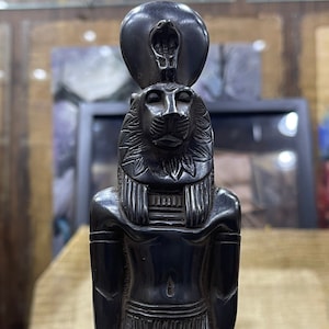 Antigua diosa egipcia Sekhmet, estatua de la diosa Sekhmet hecha de piedra de basalto de resina