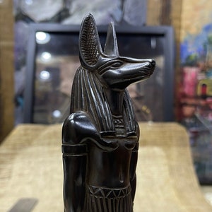 ツタンカーメンのミイラ化過程における黒と金のエジプト神アヌビス像