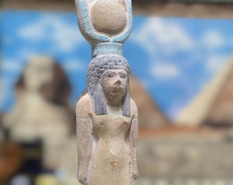 Posąg egipskiej bogini Hathor, korona Hathor. Replika posągu bogini Hathor na sprzedaż, żeński odpowiednik RA.