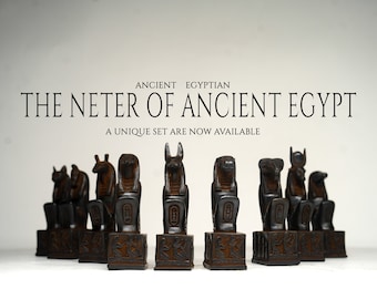 Könnte beinhalten: Ein Set antiker ägyptischer Statuen, die verschiedene Gottheiten darstellen. Die Statuen sind dunkelbraun und stehen auf dekorativen Sockeln. Der Text "THE NETER OF ANCIENT EGYPT" ist über den Statuen zu sehen, darunter steht "A UNIQUE SET ARE NOW AVAILABLE".