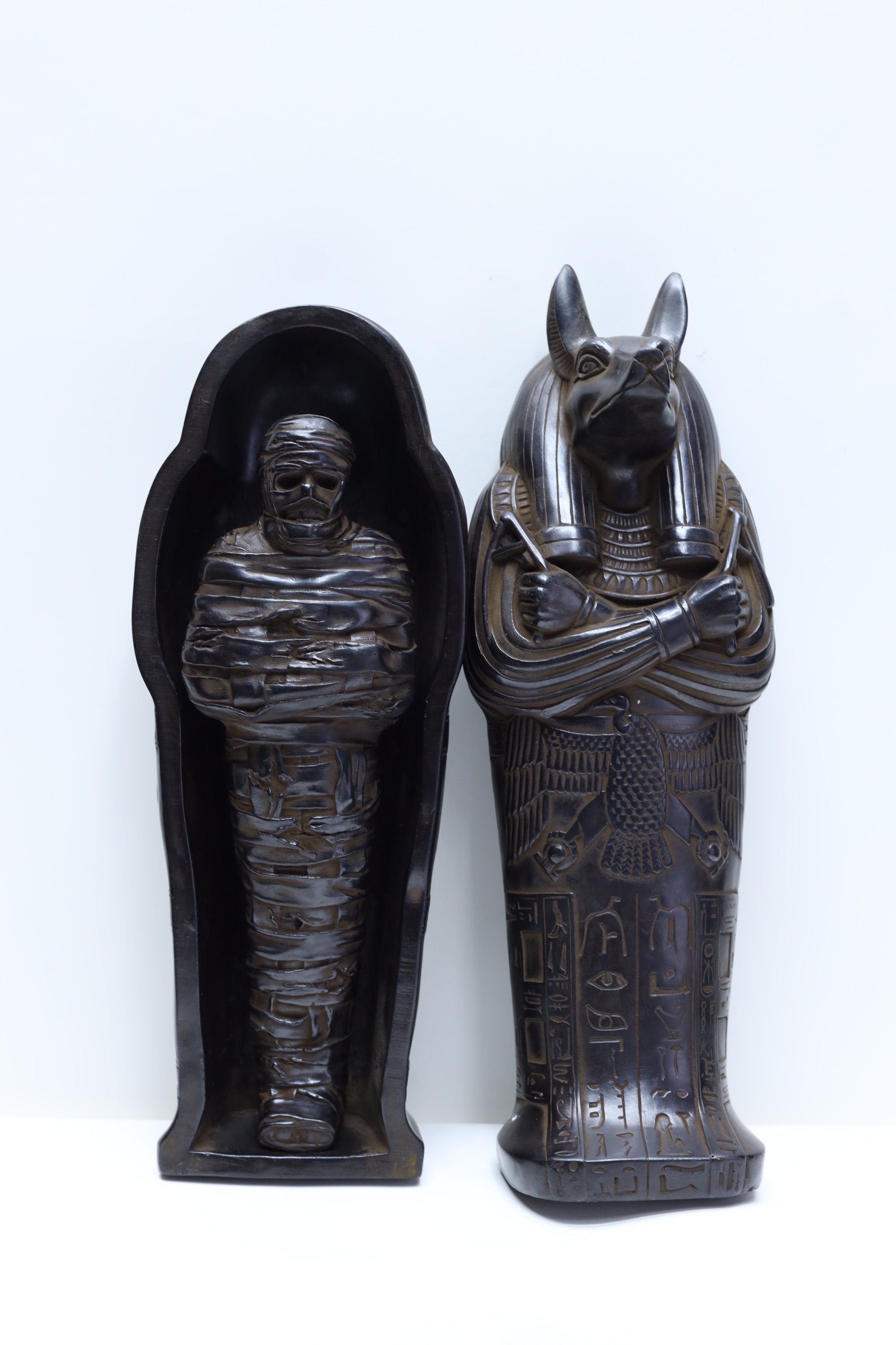 エジプトのミイラが入った古代エジプト神アヌビスの棺。エジプトで丁寧
