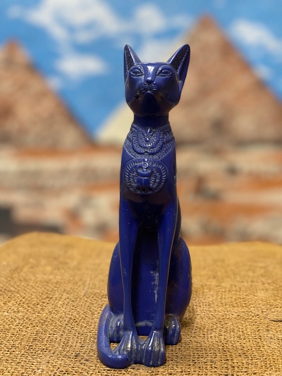 首にファラオのネックレスをつけたエジプトのバステト猫の像。エジプト