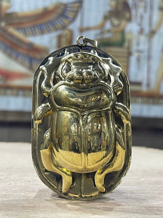 真鍮製の古代エジプトのスカラベ ペンダント。ラーの目、ホルスの目を 