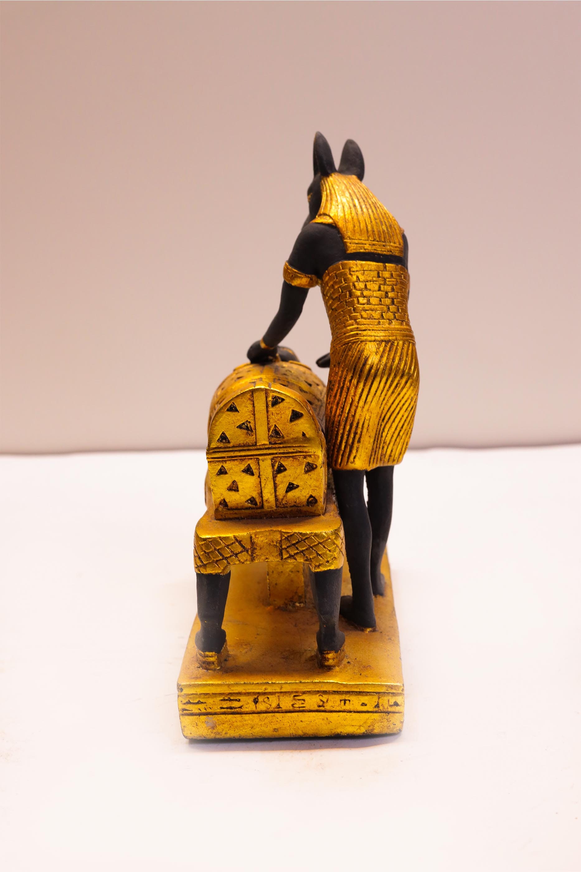 ツタンカーメンのミイラ化過程における黒と金のエジプト神アヌビス像