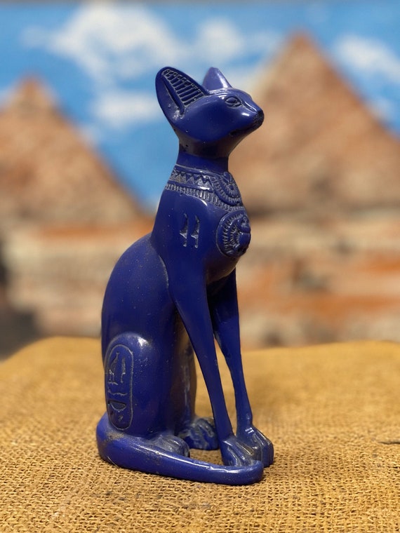 首にファラオのネックレスをつけたエジプトのバステト猫の像。エジプト