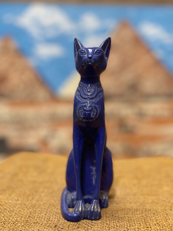 首にファラオのネックレスをつけたエジプトのバステト猫の像。エジプト
