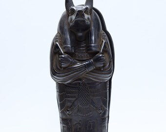 エジプトのミイラが入った古代エジプト神アヌビスの棺。エジプトで丁寧