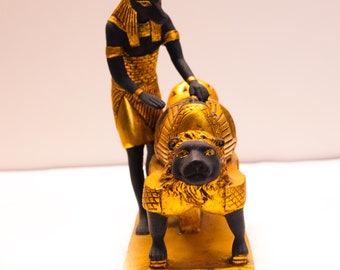ツタンカーメンのミイラ化過程における黒と金のエジプト神アヌビス像