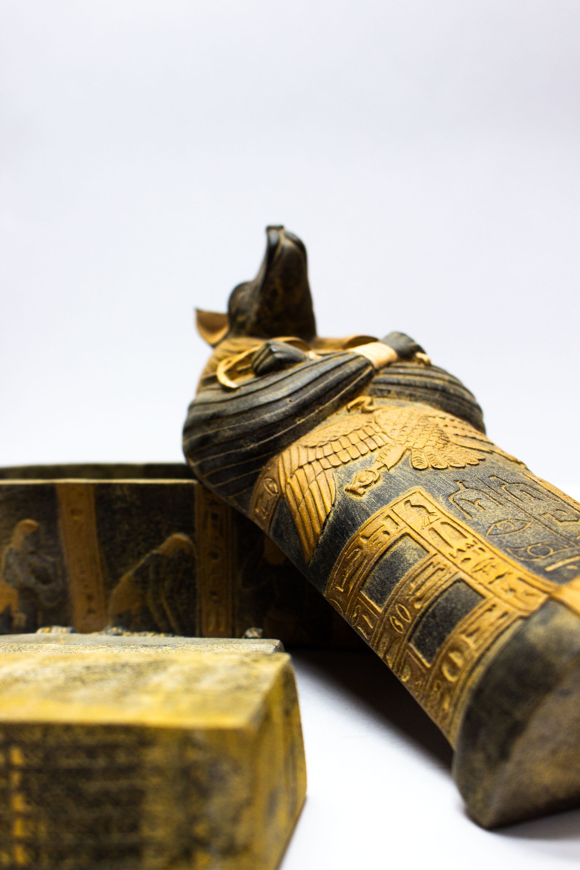 エジプトで愛情を込めて作られた古代エジプト神アヌビスの棺のセット