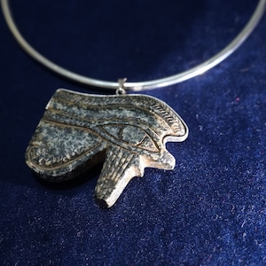 Wszechwidzące Oko Horusa w srebrnej ramce: Symbol ochrony, uzdrowienia i boskiego wglądu w starożytnym Egipcie