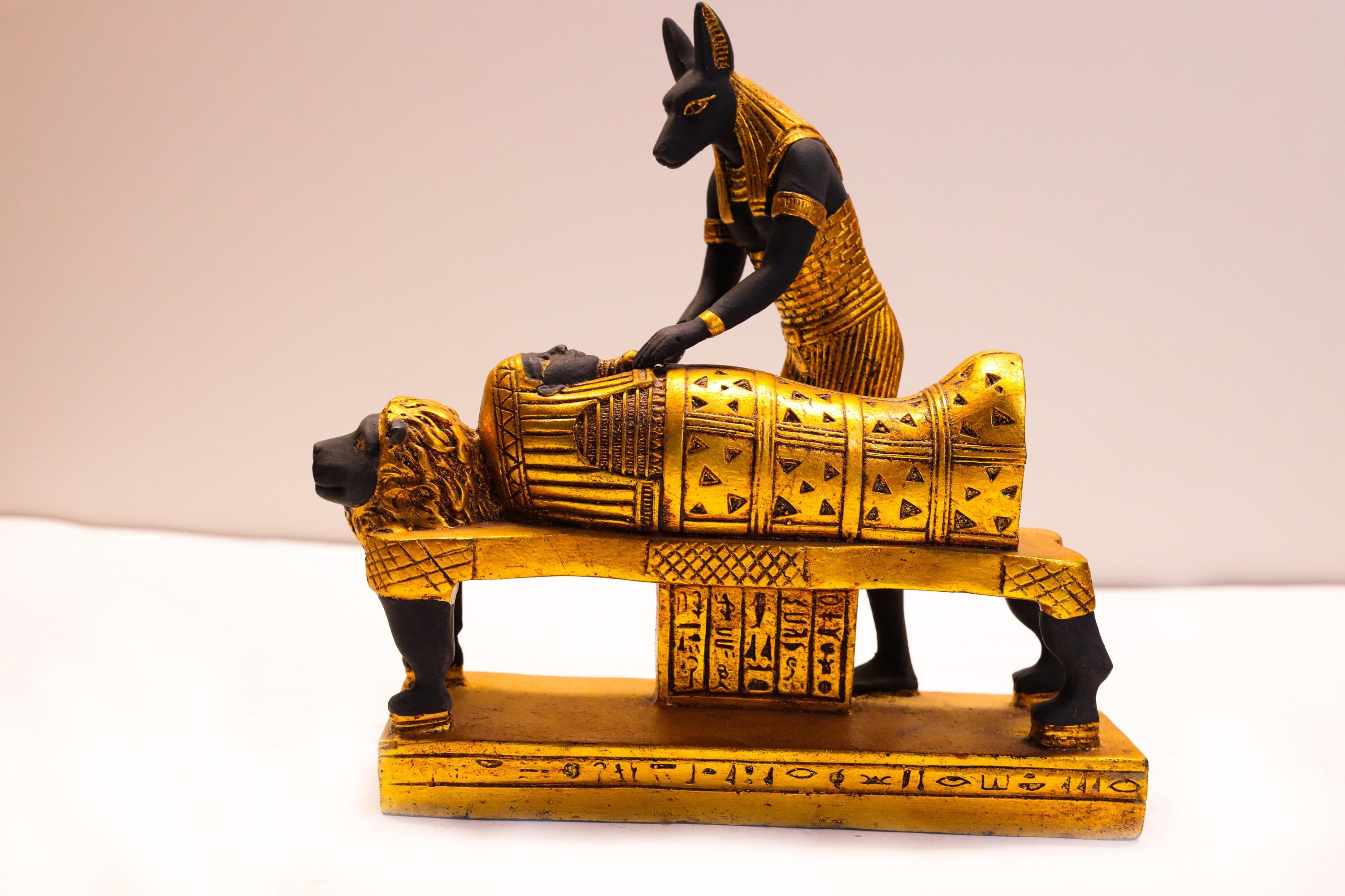 ツタンカーメンのミイラ化過程における黒と金のエジプト神アヌビス像