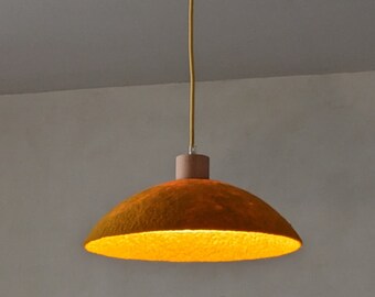 Luminária pendente REGARD em lã feltrada amarela