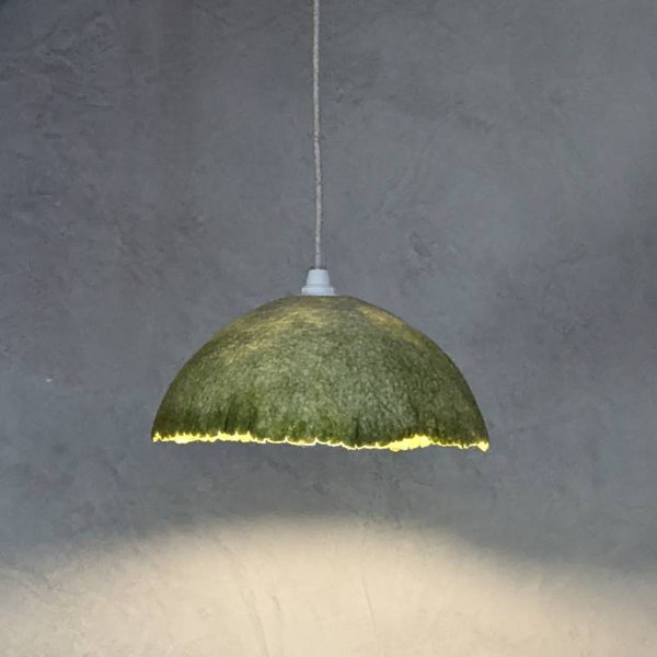 Lampe Suspension ONDÉE verte en laine feutrée