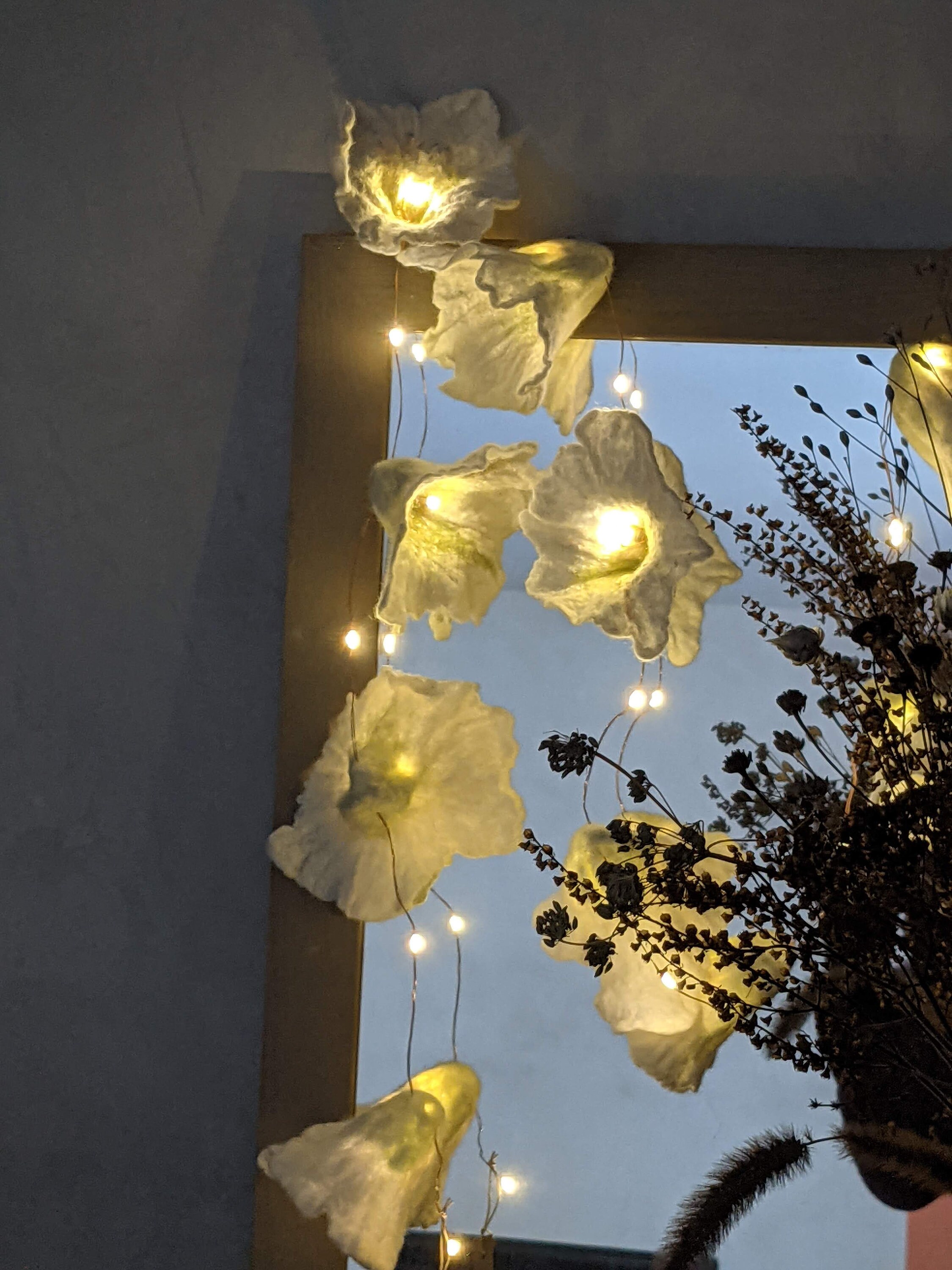 Guirlande Lumineuse de Fleurs en Laine Feutrée