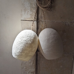 Mała lampa wisząca NID w kształcie kokonu z filcowanej wełny