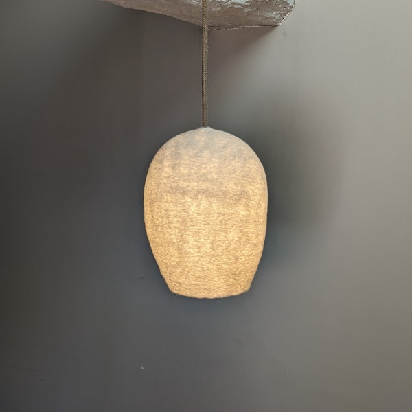 Lampe type baladeuse petit cocon NID en laine feutrée