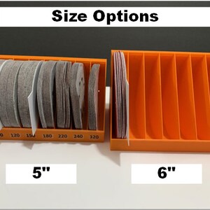 K&ouml;nnte beinhalten: Zwei orangefarbene Aufbewahrungsboxen aus Kunststoff f&uuml;r Schleifscheiben. Die Box auf der linken Seite ist f&uuml;r 5 Zoll Scheiben und hat F&auml;cher mit den Beschriftungen 80, 100, 120, 150, 180, 220, 240 und 320. Die Box auf der rechten Seite ist f&uuml;r 6 Zoll Scheiben.
