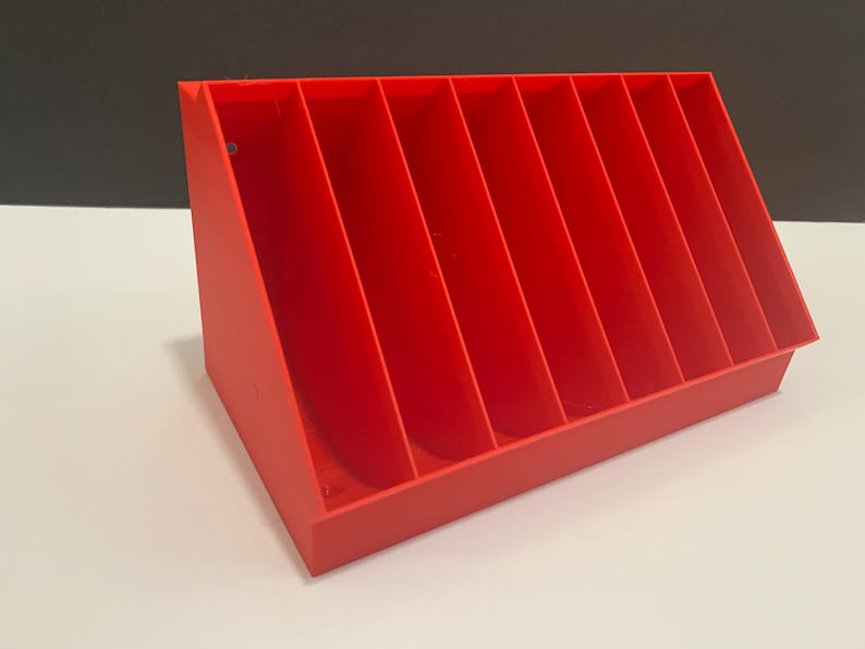 K&ouml;nnte beinhalten: Ein roter Plastik-Organizer mit acht F&auml;chern, die f&uuml;r einen einfachen Zugriff abgewinkelt sind. Der Organizer ist ideal zum Aufbewahren von kleinen Gegenst&auml;nden wie Bastelbedarf, Schmuck oder B&uuml;robedarf.