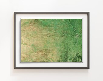 Puede incluir: Una impresión enmarcada de un mapa topográfico de una región montañosa. El mapa está en tonos verdes y marrones, con una cuadrícula superpuesta.