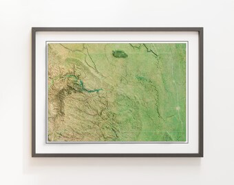 Puede incluir: Un mapa enmarcado de un paisaje verde y marrón con un río serpenteando a través de él. El mapa está en un marco gris con un passe-partout blanco.