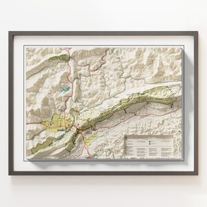 Może przedstawiać: Zobrazowana mapa Parku Narodowego Cumberland Gap w Tennessee, Kentucky i Wirginii. Mapa przedstawia drogi, szlaki i punkty orientacyjne parku. Mapa jest wydrukowana w odcieniach brązu, zieleni i żółci.