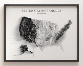 Pode incluir: Um mapa preto e branco dos Estados Unidos com relevo sombreado que mostra a topografia do país. O mapa está emoldurado em uma moldura preta e tem o título "United States of America Shaded Relief".