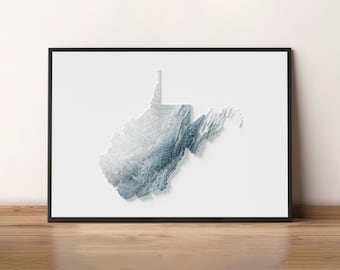 Puede incluir: Una impresión enmarcada que muestra un mapa topográfico 3D de Virginia Occidental. El mapa utiliza tonos azules y blancos para representar el paisaje montañoso del estado. La obra de arte se presenta sobre un fondo blanco, con un marco negro.