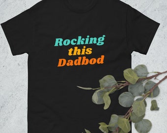 Rocking das klassische T-Shirt der dadbod Männer