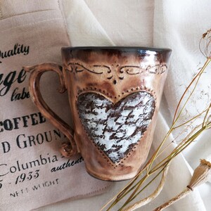 Canecas de café feitas à mão, caneca de cerâmica, caneca estilo vintage, caneca de chá, amante de café, caneca de café exclusiva, caneca marrom, caneca de argila preta, carta de coração