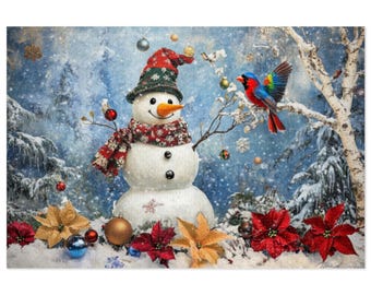 Puede incluir: Un muñeco de nieve con gorro y bufanda de motivos verdes y rojos, nariz de zanahoria y botones negros, en un paisaje nevado con flores de pascua rojas y doradas, adornos colgantes y un pájaro colorido volando.