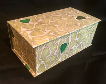 Jewelry box with magnetic closure